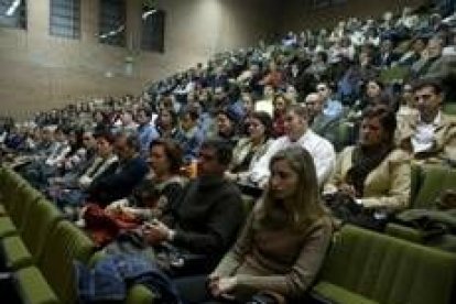 Los alumnos de Veterinaria durante la entrega de insignias