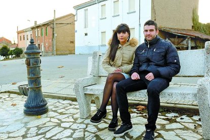 Diana Verdejo y Jonatan Ordóñez aún tienen que visitar un millar de pueblos.