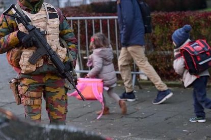 Los colegios de Bruselas abren sus puertas bajo vigilancia policial.