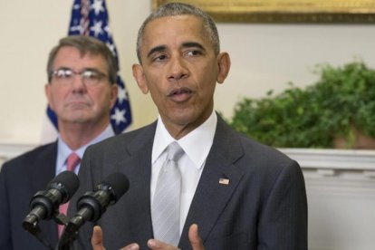Obama (derecha), junto al jefe del Pentágono, Ash Carter, en la rueda de prensa en la Casa Blanca, este miércoles.