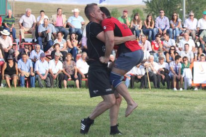 Fernando Martínez sacaba una y otra vez a David Flecha en la final de medios; el de Argovejo sigue adueñándose de las alturas.