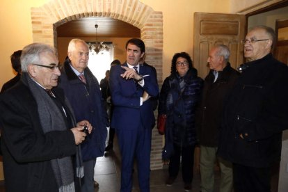 Un momento de la visita a una de las viviendas, ubicada en Chozas de Arriba. MARCIANO PÉREZ