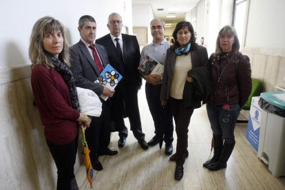 Alejandro Calleja y Lucía Loma con el letrado, testigos y la vocal de Solcom, antes de la vista