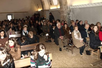 La iglesia de Boca de Huergano se quedó pequeña para acoger el homenaje a Dora del Hoyo.