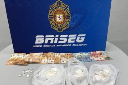 Se incautaron 325 gramos de cocaína pura y dinero en metálico. DL