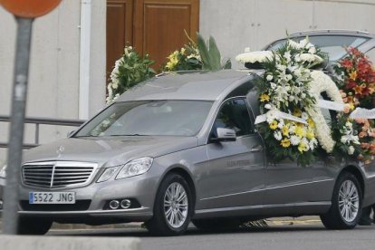 Un coche fúnebre.