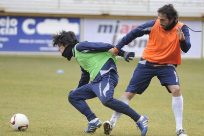 Mateo Cembranos y Prendes disputan un balón durante una sesión de entrenamiento.