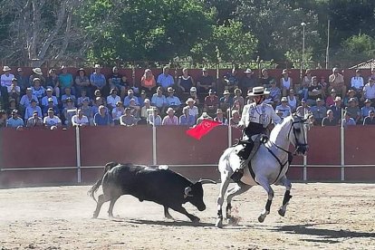 Un momento del rejoneo en el coso de Valdepiélago de Oscar Borjas  PLANILLO