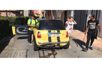 El presunto agresor, ayer tras embestir el coche de la victima y golpearla con un bate. DL