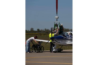 El avión aterriza con una participante en la actividad mientras otra mujer espera su turmo. FERNANDO OTERO