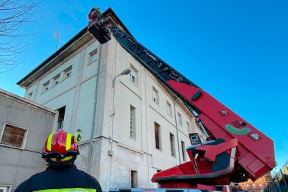 Actuación de los bomberos de León en el CHF. DL