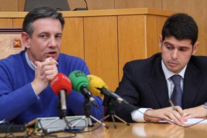 Los concejales de Personal y Hacienda, Francisco Herrero y Fernando Vélez, en la rueda de prensa.