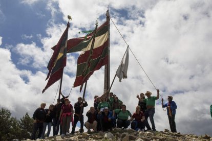 Algunos de los participantes en la peregrinación posaron con sus enseñas en lo alto de la Cruz de Ferro. FERNANDO OTERO