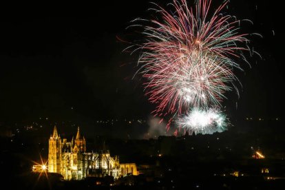 Los fuegos iluminarán la noche leonesa el 23 y el 28 de junio. s.campillo