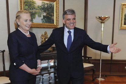 Hillary Clinton, junto al presidente turco, Abdulah Gül.