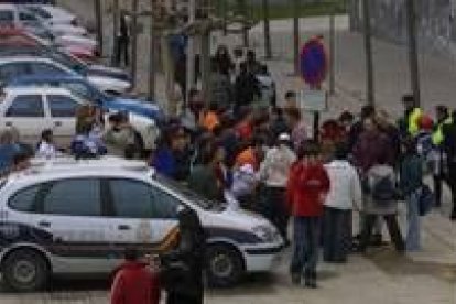 Un nutrido grupo de estudiantes se apelotona a la llegada de la policía al colegio San Ignacio