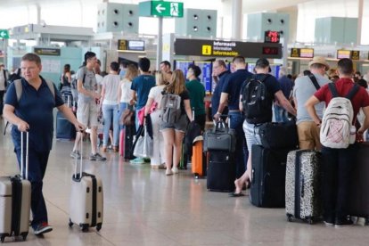 Colas esperando para llegar al mostrador de check in de Vueling el verano del 2016.