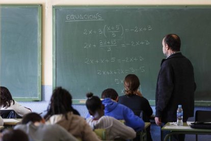 Clase de matemáticas en un aula de ESO del instituto Celestí Bellera, en Granollers.