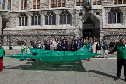 La AECC desplegó una gran bandera verde  en Botines esta mañana. FERNANDO OTERO