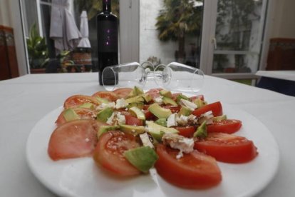 Ensalada de tomate y aguacate, una de las excelencias de la casa. RAMIRO