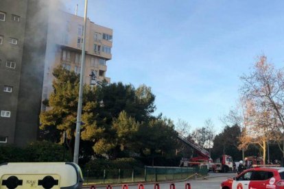 Efectivos de emergencias ante el edificio de la avenida de Xile de Les Corts donde se ha producido el incendio.