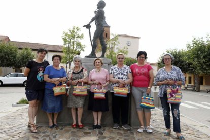 Casi todas las integrantes del Viernes Tejedor de Fresno de la Vega, en la plaza del pueblo. MARCIANO PÉREZ