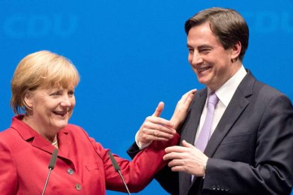 Merkel y el gobernador de la Baja Sajonia, David McAllister, ayer en Braunschweig.