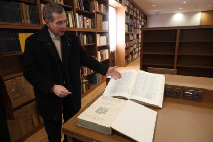 El leonés Jesús García Recio, un reconocido experto en filología semítica, dirige el Instituto y Museo Bíblico y Oriental. ARCHIVO