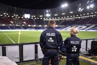 Dos policías, en el monento de la evacuación del estadio de Hannover.