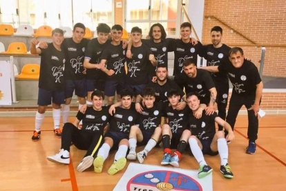 Los integrantes del Trepalio celebrando el ascenso a División de Honor por todo lo alto. DL