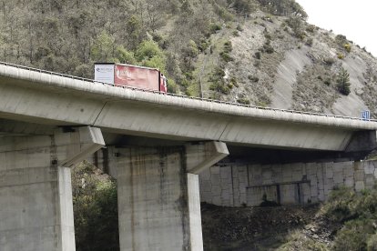 Vista del viaducto del Tremor de la A-6 desde la carretera que sube a Igüeña, en una imagen tomada el pasado viernes. ANA F. BARREDO