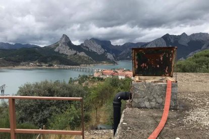 Puerta de entrada para rellenar de agua el deposito de agua de Riaño con el pueblo al fondo. CAMPOS