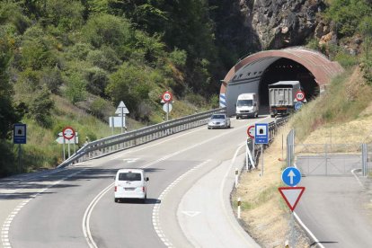 Imagen de archivo del túnel de La Barosa, en la N-120 entre El Bierzo y Galicia. L. DE LA MATA