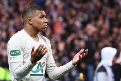 Mbappé tras ser expulsado en la final de la Copa de Francia.