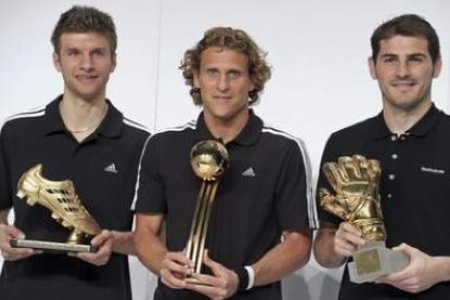 Thomas Müller, Diego Forlán y el portero español Iker Casillas posan con sus trofeos.