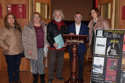 Mariluz de Vicente, Elisa Santos y Javier G. Beaumont, junto a Palazuelo y Carmen Martínez. PRIETO