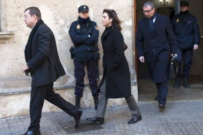 El abogado, Ana María Tejeiro y Diego Torres, en una imagen de archivo junto al juzgado.