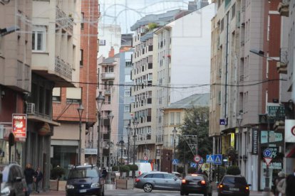 Imagen reciente de la calle Camino de Santiago, en el barrio de la Puebla de Ponferrada. L. DE LA MATA