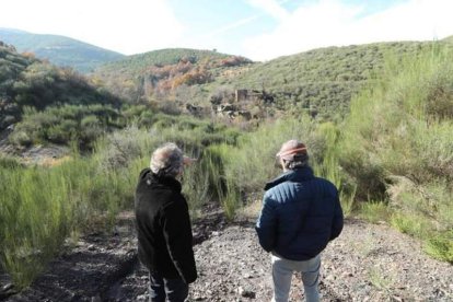 Melchor Moreno y otro vecino de Santa Marina, ante Santibáñez. LDM