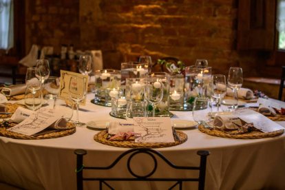 Presentación de una mesa en el comedor del restaurante El Molino de los Ajos. DL