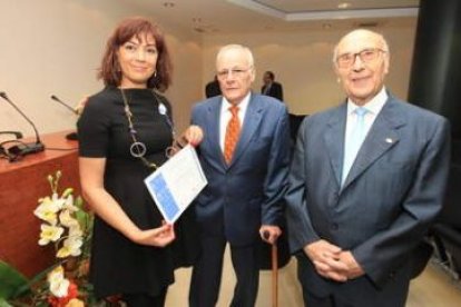 Yolanda García, con los homenajeados, De la Mata y San Juan, en el Colegio de Abogados.