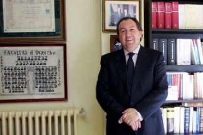 Otero Lastres, catedrático de Derecho Mercantil, escritor y vocal del Real Madrid.