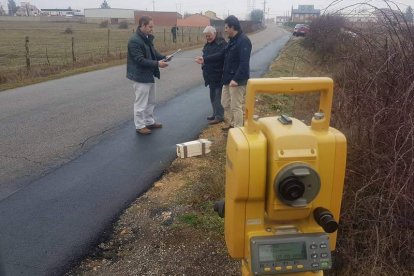 El concejal de Urbanismo y el alcalde, Manuel García, supervisaron ayer los trabajos topográficos. DL