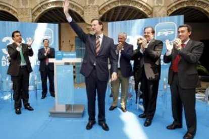 Mariano Rajoy, Arenas y Juan Vicente Herrera, durante la clausura del acto del municipalismo.