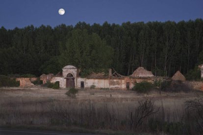 Imagen del estado en el que se encuentra actualmente la fábrica de resinas de Domingo García de Luis, fundada en 1926 en la localidad de Nogarejas.