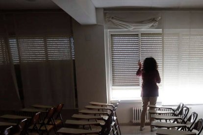 Un docente prepara un aula antes de que los alumnos lleguen. ARCHIVO