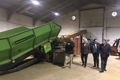 Guillermo García durante su visita a la cooperativa. DL