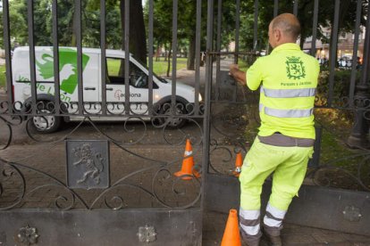 La conservación y el mantenimiento de los espacios verdes del Ayuntamiento de León está en manos de Acciona. FERNANDO OTERO