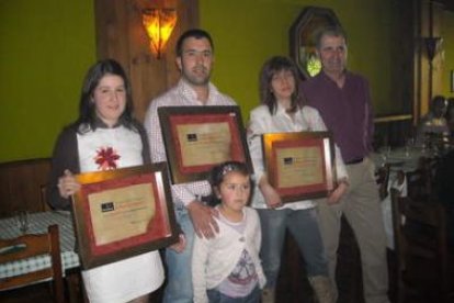 Los tres premiados posan con Antonio Gómez, de Viña Albares