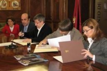 Fernández, tercero por la izquierda, y García, segundo por la derecha, durante la firma del convenio